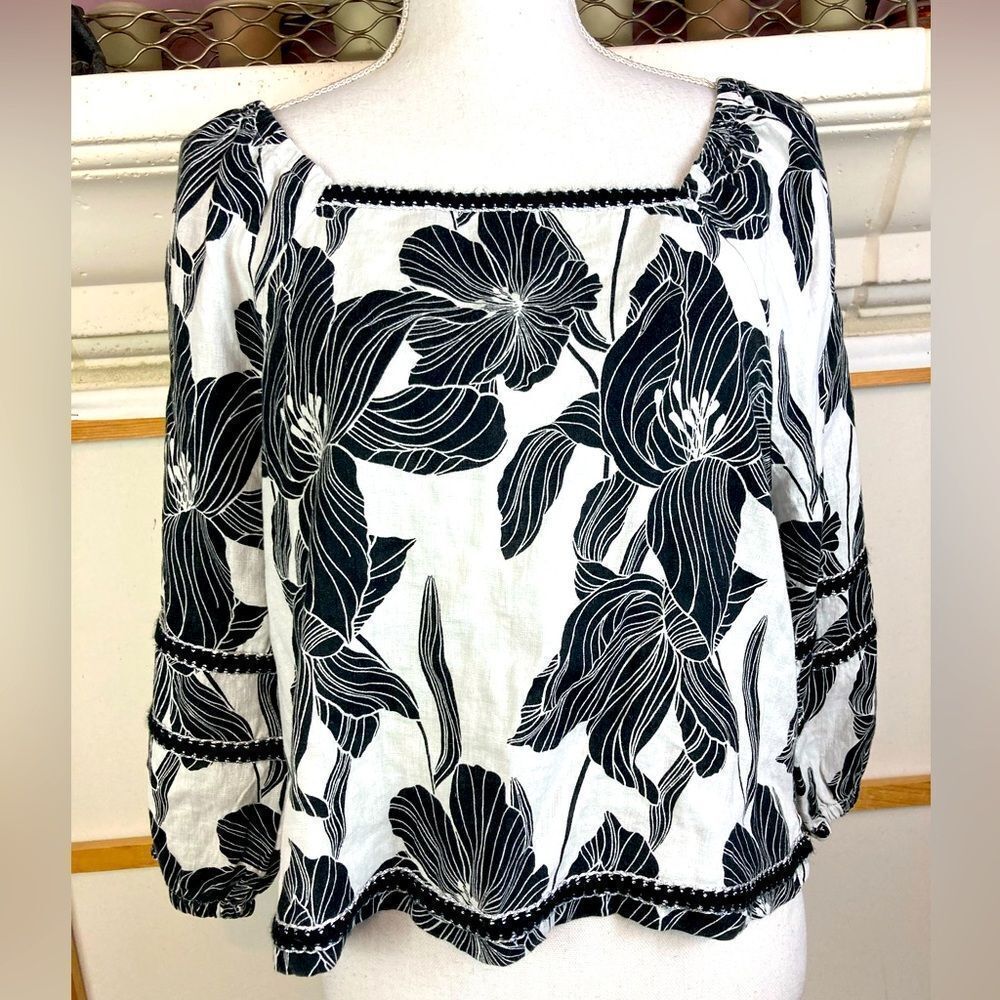Tahari Linen on or Off Shoulder Floral Black and White blouse w/silver trim